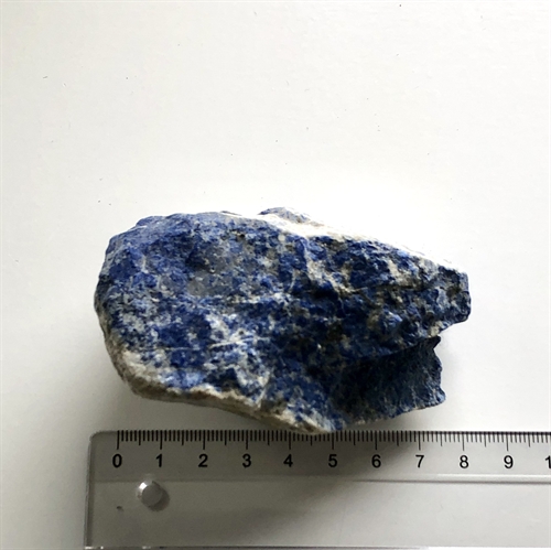 Lapis Lazuli Rå - Siderne på stenen er grå hvide.